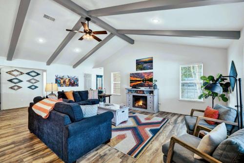 Peach Street Retreat Fire Pit and Close to Main St in Fredericksburg, United States