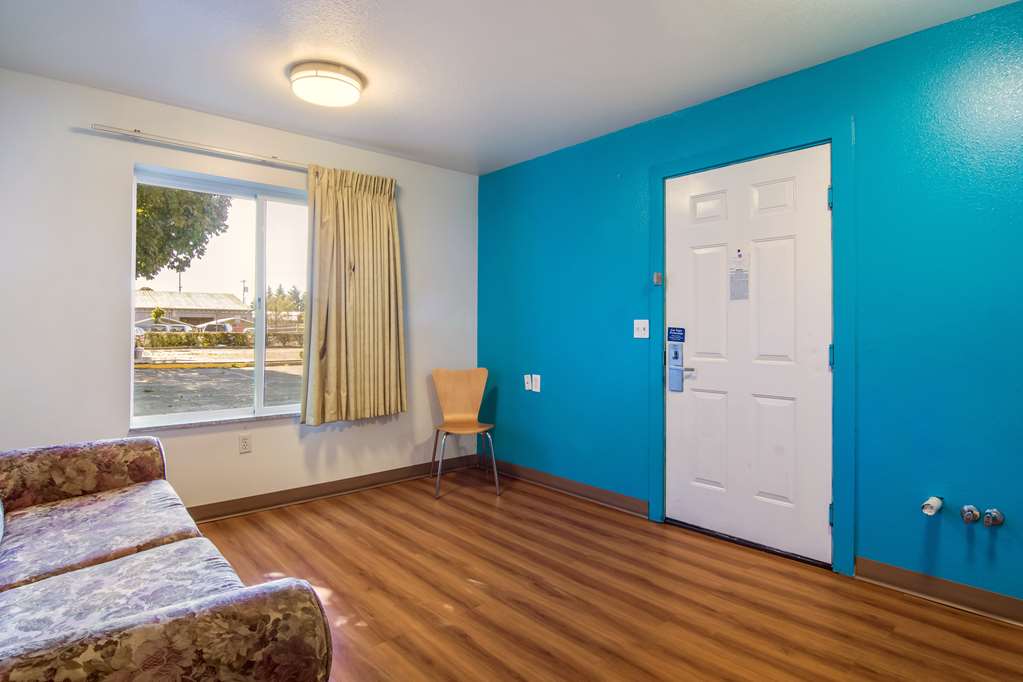 Motel 6 Portland Mall 205 - photo 21
