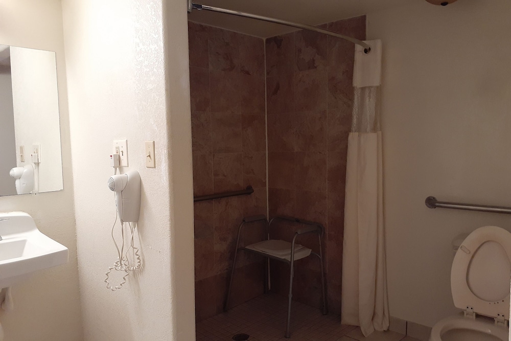 Howard Johnson Inn Salina Kansas - photo 19