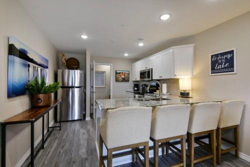Branson's Newest Gem: City View Condo Patio & Pool — 4-Star Luxury Hotel in Branson, United States