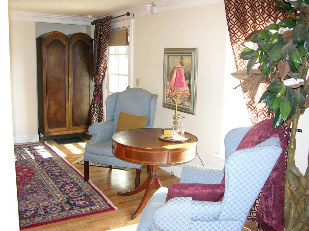 Barretta Gardens Inn - photo 17