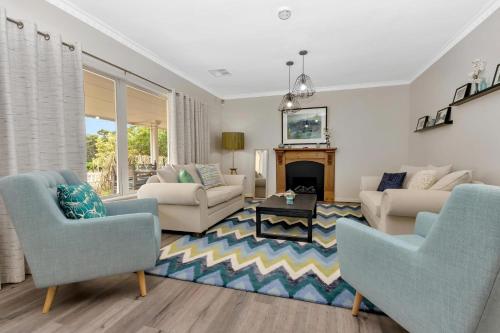 Mid Century 4 Bedroom Getaway in Barossa Vineyard — 4-Star Luxury Hotel in Nuriootpa, Australia