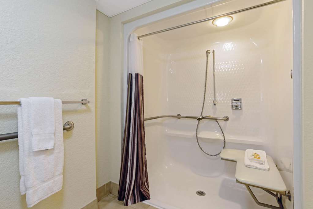 La Quinta Inn & Suites by Wyndham Boston Somerville - photo 20