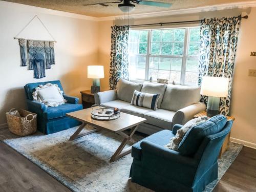 Cute Bleu Bison House Sleeps 8 1 Block From Hu 22014707 — Searcy