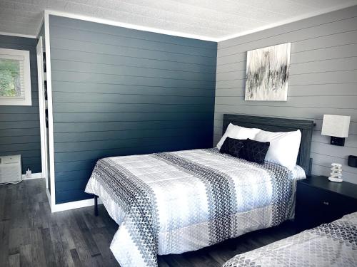 TeePee Room 9 Newly Renovated — 4-Star Luxury Hotel in Roscommon, United States