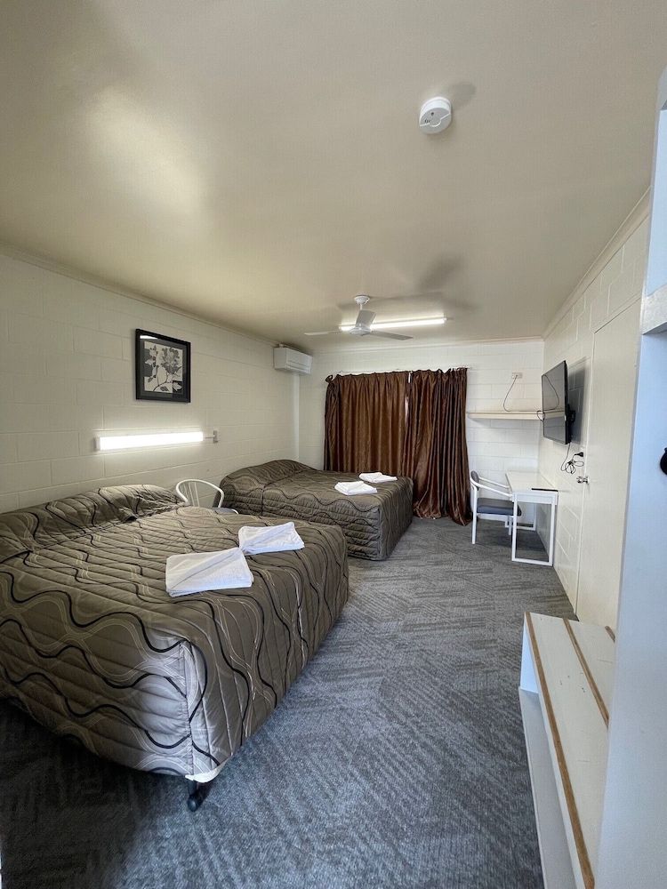 The Park Motel — Charters Towers — photo 2