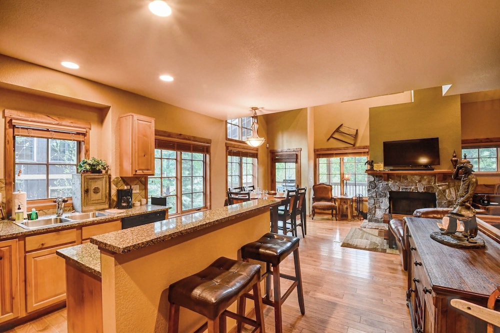 Golden Bar Townhomes at Tamarack Resort - carbon neutral hotel in Cascade