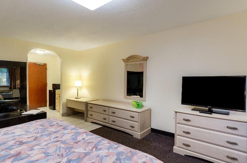 Red Roof Inn Sutton - photo 2