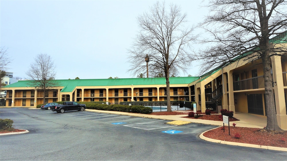Howard Johnson by Wyndham Greensboro Near the Coliseum - photo 33