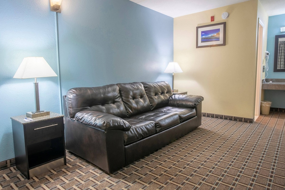 OYO Hotel Knoxville TN Cedar Bluff I 40 - photo 21