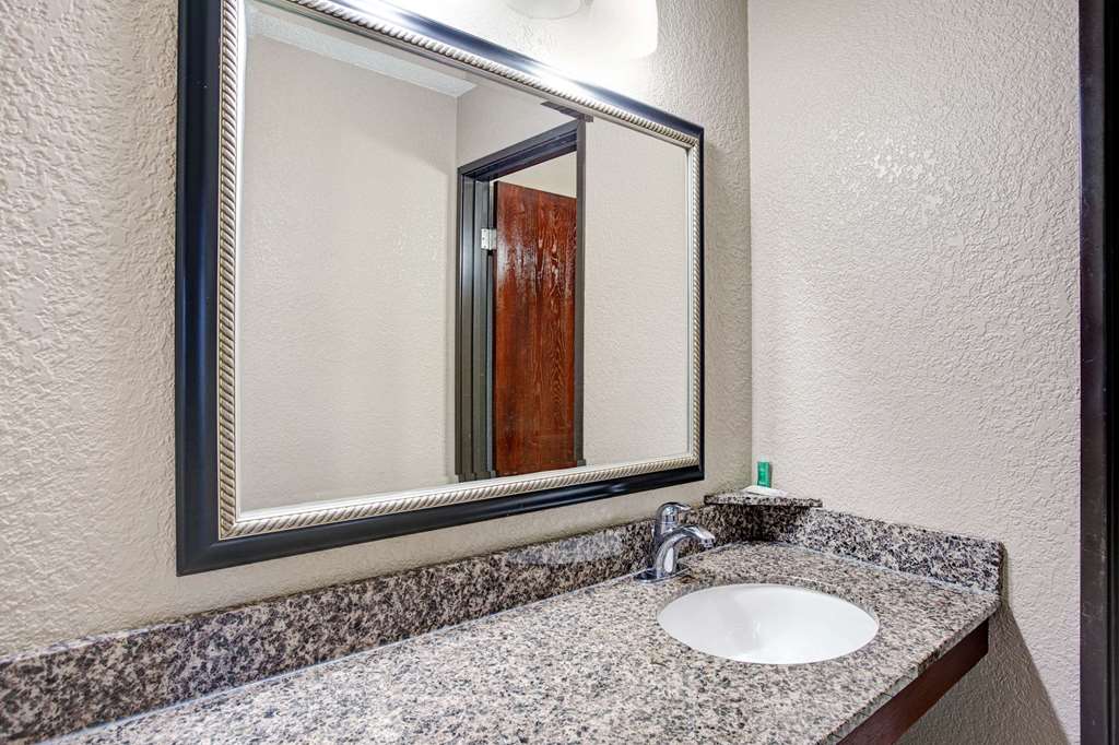 Super 8 by Wyndham Roseville Detroit Area - photo 20