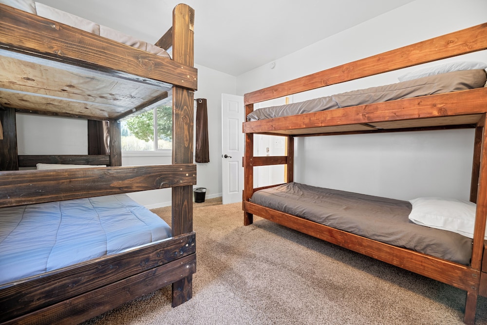 Moonlight Serenity Ideal Location with Hot Tub and Foosball Table Walk to local shops and zoo in Big Bear Lake, United States