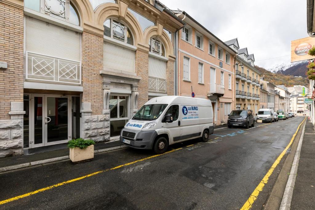 Appt 6 8 Personnes Plein Centre Cauterets 2 Places Parking — 4-Star Luxury Hotel in Cauterets, France