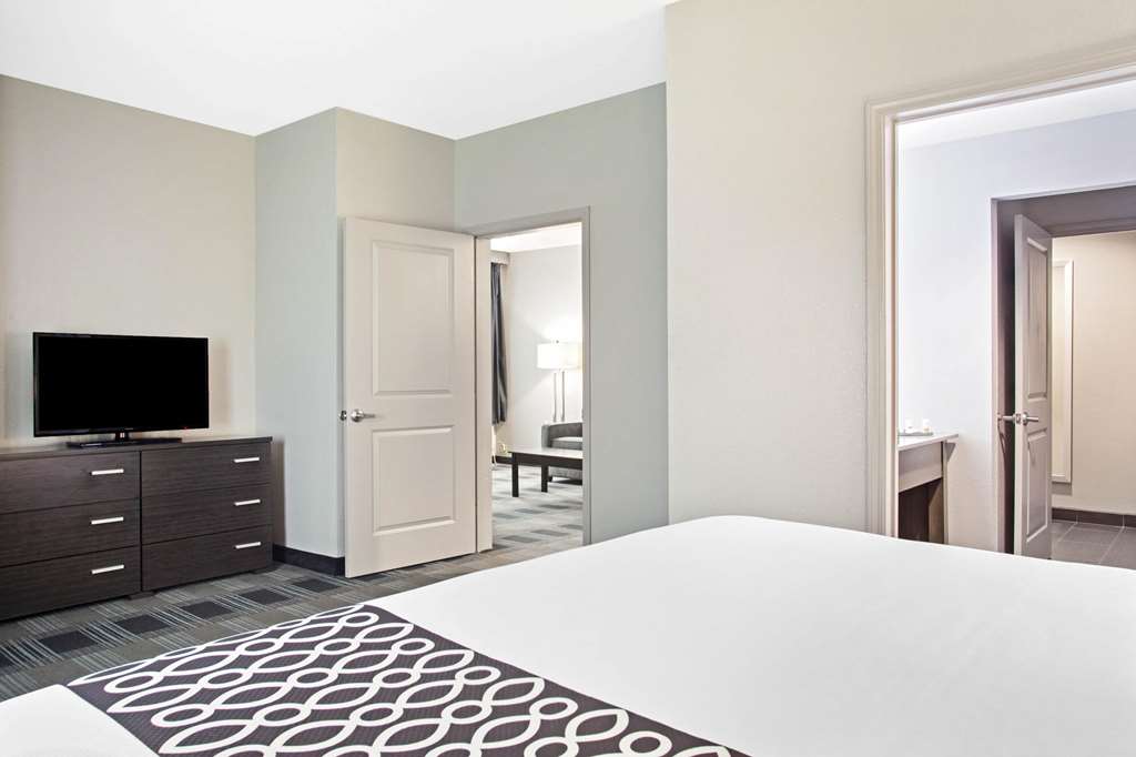 La Quinta Inn & Suites by Wyndham Victoria South - photo 29