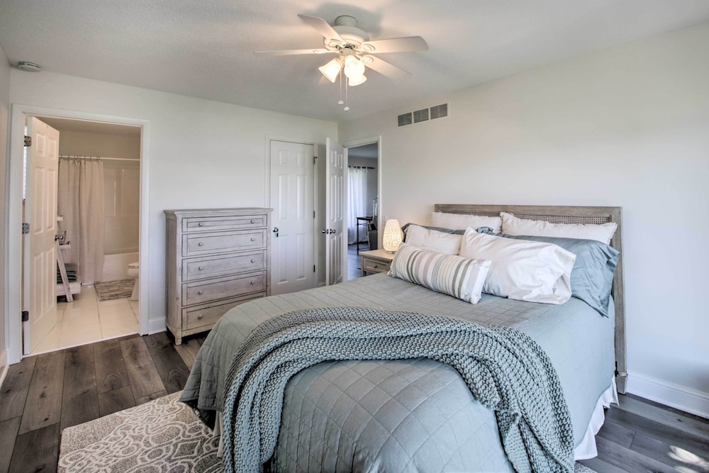 Benton Harbor Lake House with Dock and Fire Pit — 4-Star Luxury Hotel in Woodland Beach, United States
