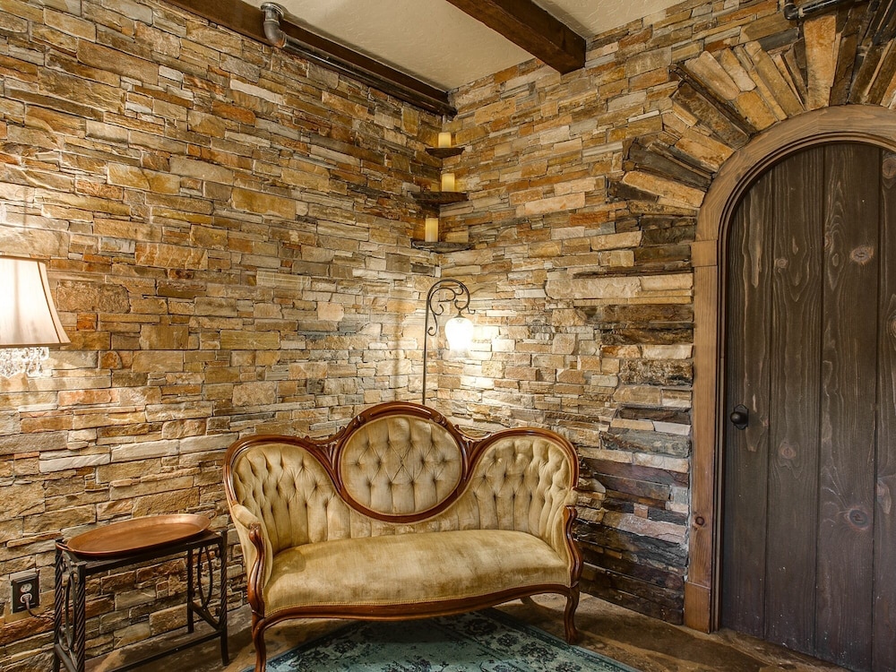Storybook Riverside Inn - photo 6