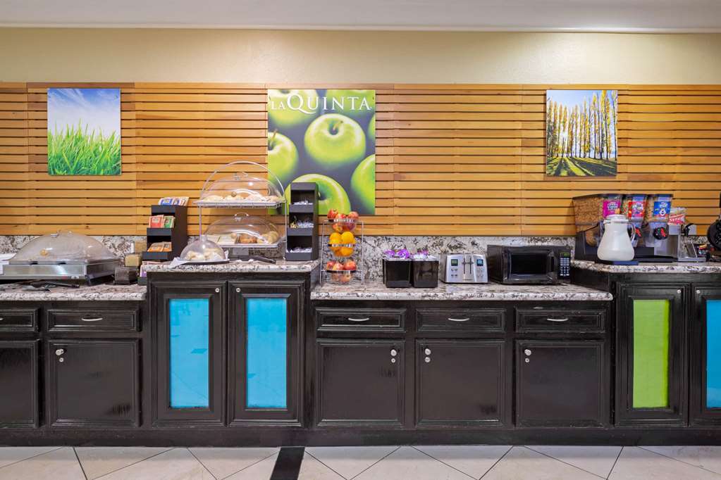 La Quinta Inn & Suites by Wyndham Pearland Houston South - photo 46