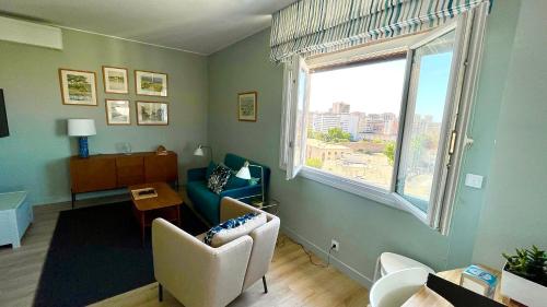 Vue sur rade appartement AclAcgant vaste climatisAc Actage AclevAc ascenseur proche parking et toutes commoditAcs au c ur du Toulon historique — 4-Star Luxury Hotel in Toulon, France