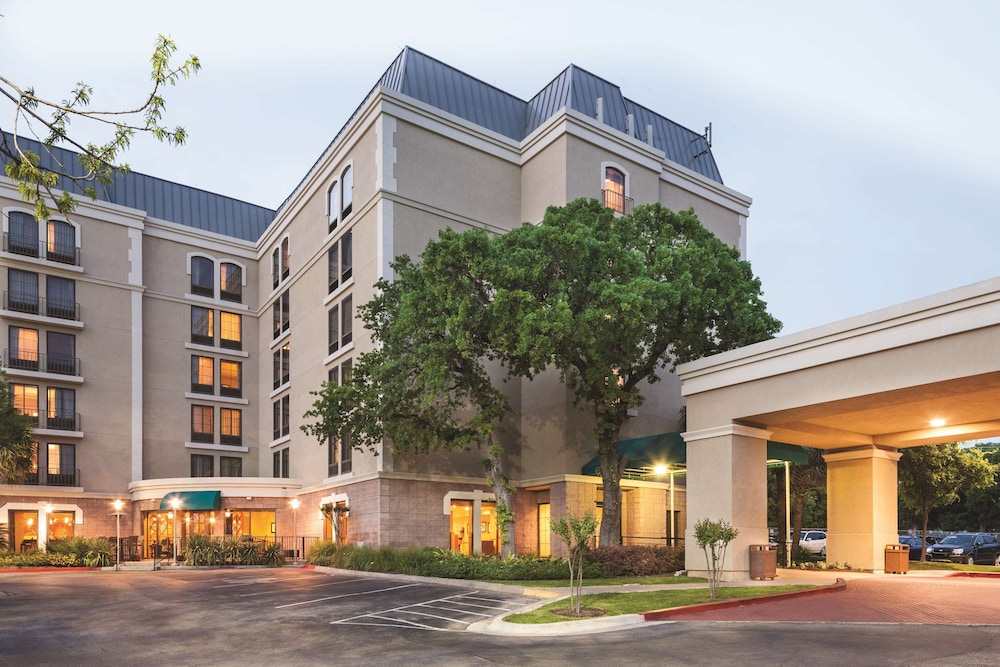 DoubleTree by Hilton Austin University Area - photo 2