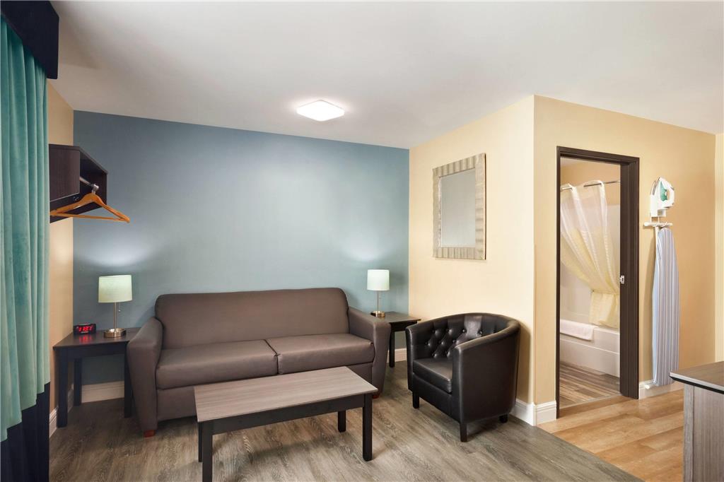 Hawthorn Suites by Wyndham St. Robert - photo 16