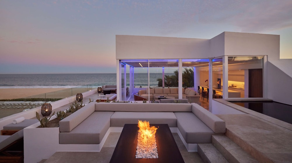 Poolside bar