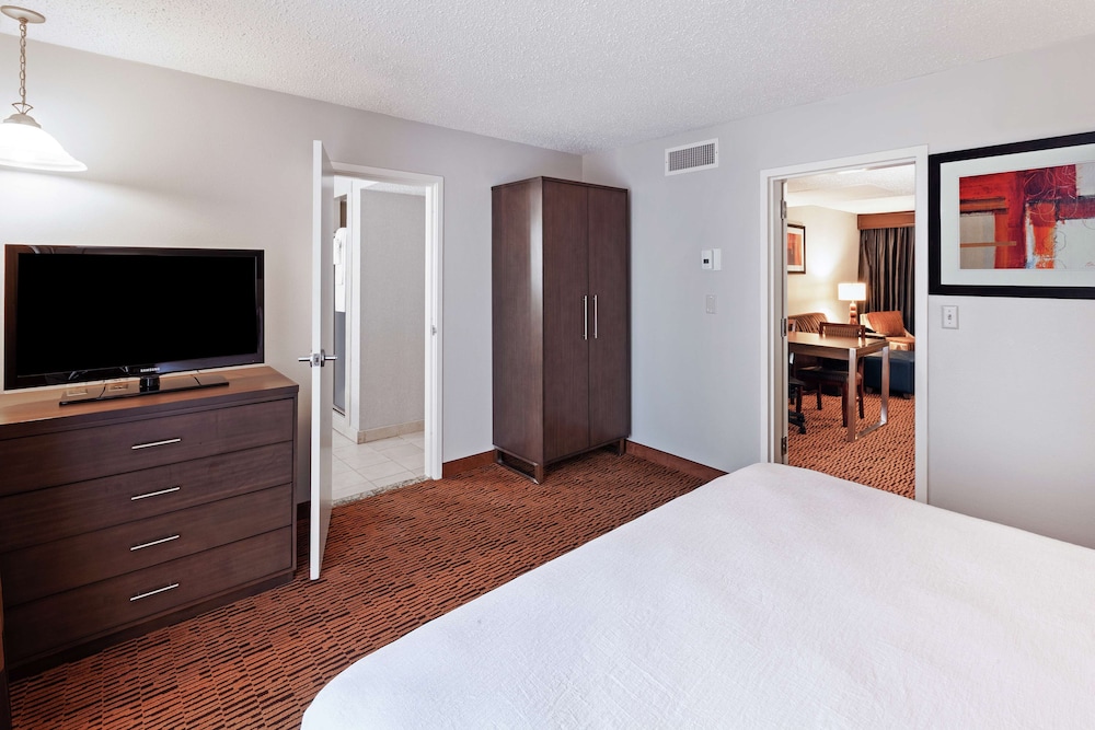 Embassy Suites by Hilton Dallas Market Center - photo 16