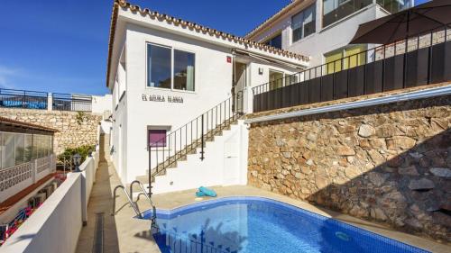 CoastalGem: 2BR Pool and View in Fuengirola, Spain