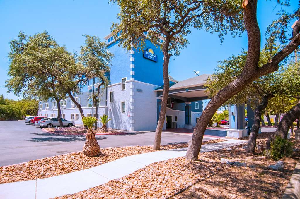 Days Inn by Wyndham Suites San Antonio North Stone Oak - photo 6