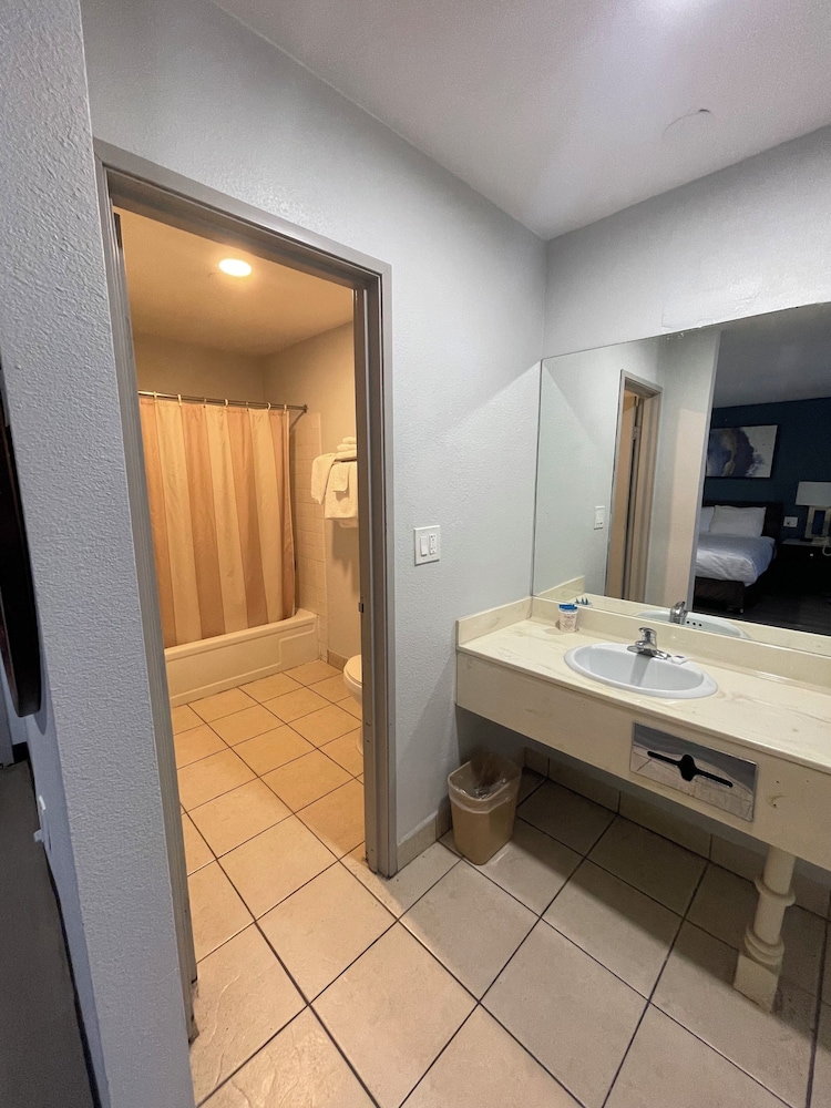 Portside Inn & Suites - photo 28