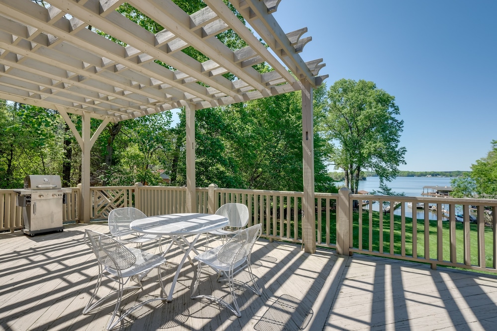 Scenic Smith Mountain Lake Getaway with Deck and Dock — 4-Star Luxury Hotel in North Shore, United States