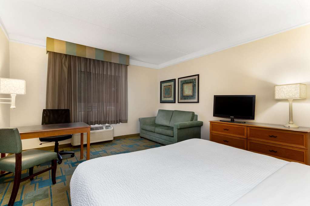 La Quinta Inn & Suites by Wyndham St. Pete Clearwater Airpt - photo 27