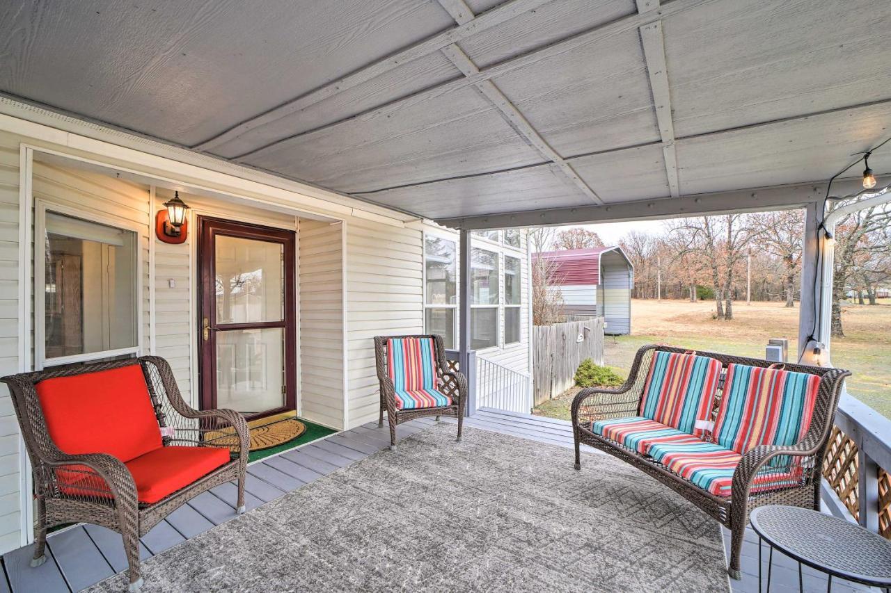 Eufaula Escape with Deck Steps to Lake — hotel in Eufaula