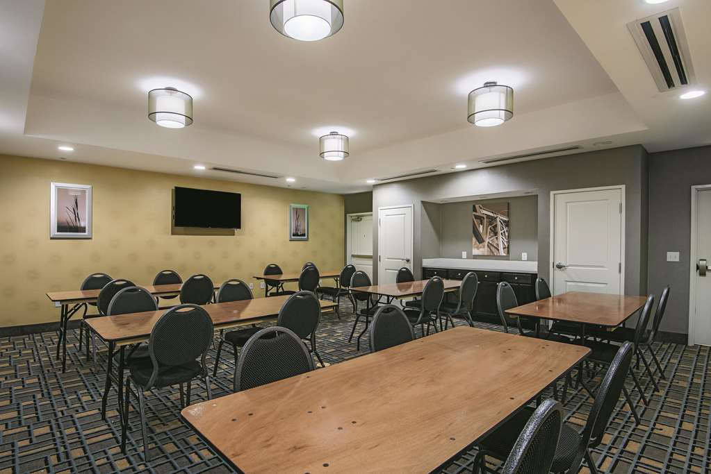 La Quinta Inn & Suites by Wyndham Karnes City Kenedy - photo 41
