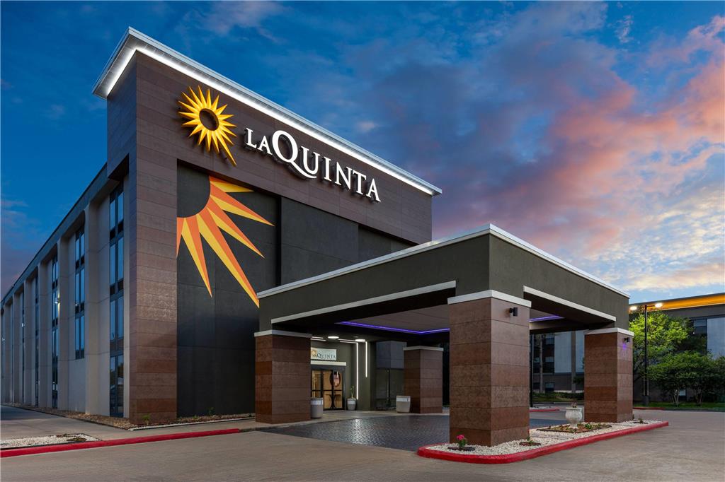 La Quinta Inn & Suites by Wyndham Houston Stafford Sugarland - photo 3