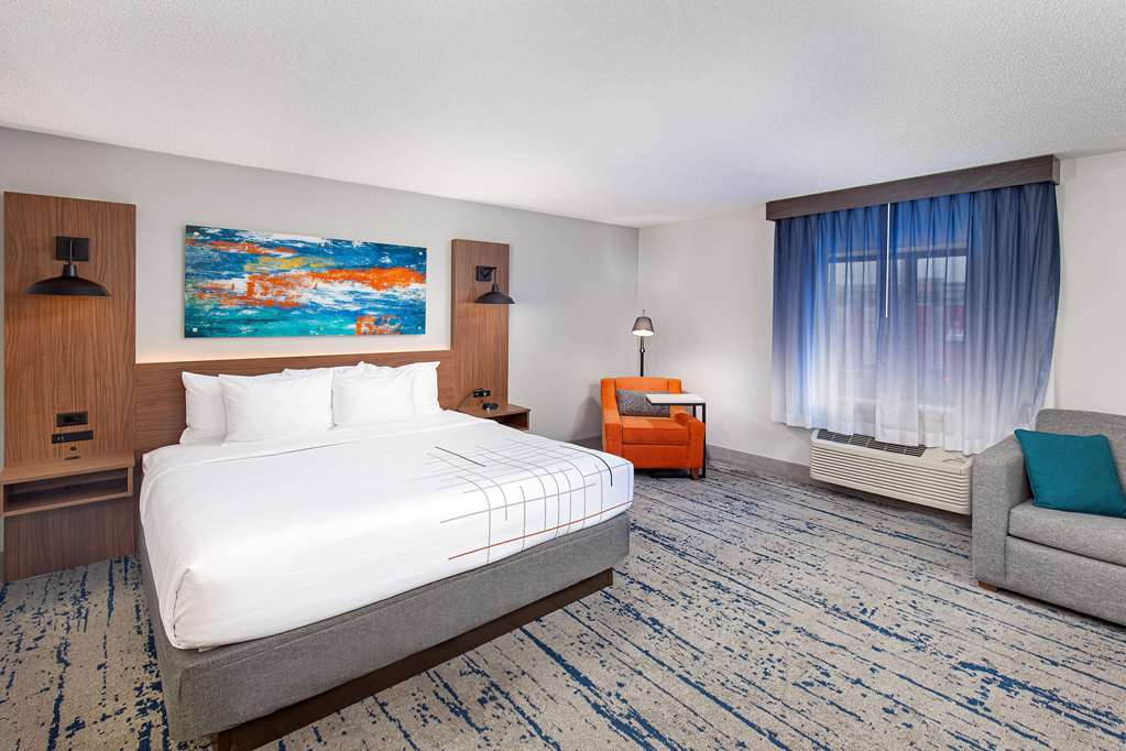 La Quinta Inn & Suites by Wyndham Nashville Airport - photo 21