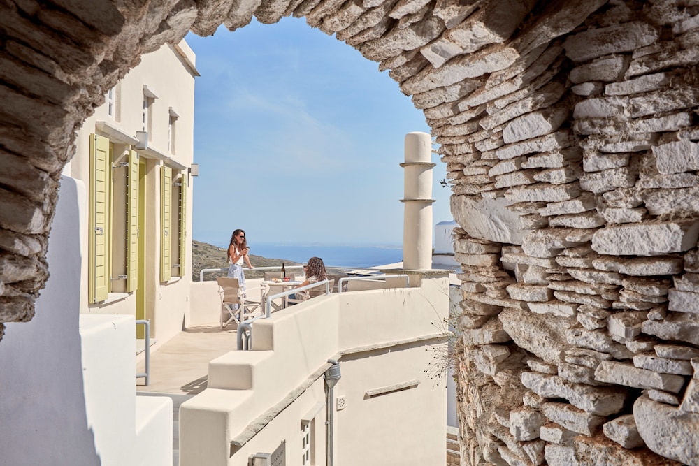 Crossroads Inn - carbon neutral hotel in Tinos