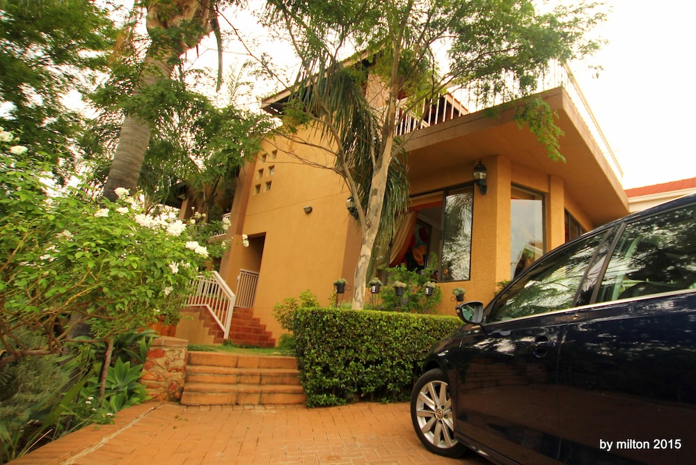 Sunset Ridge Guesthouse — 4-Star Luxury Hotel in Rustenburg, South Africa