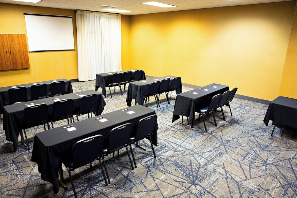 Holiday Inn Express Hotel & Suites Harrisburg West by IHG - photo 33