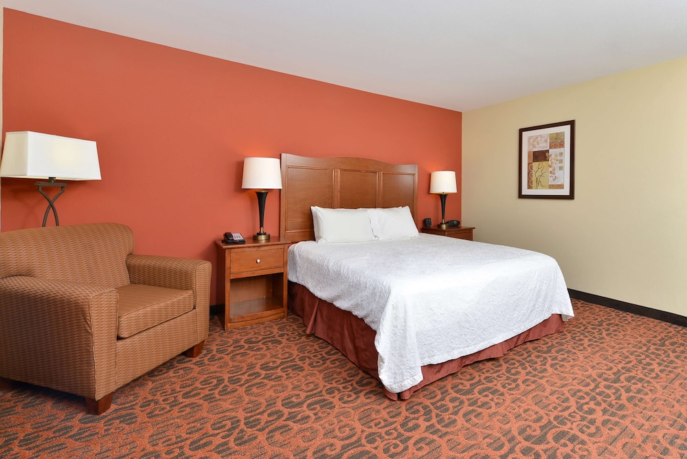 Hampton Inn Clinton IA - photo 12