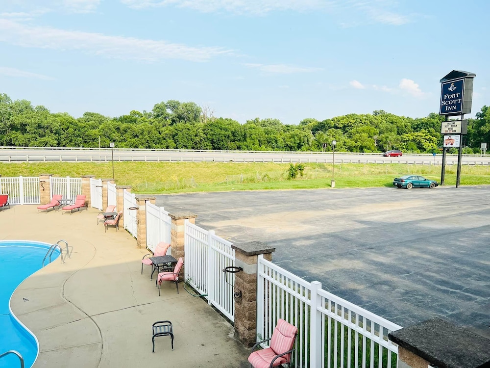 Super 8 by Wyndham Fort Scott - photo 26
