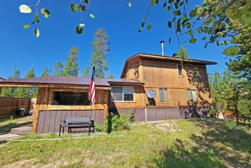 New Listing Great Backyard with Firepit Pet Friendly Wood Burning Stove — hotel in Alliance