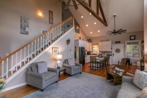 Misty Mountain Hideaway — Blowing Rock — photo 3