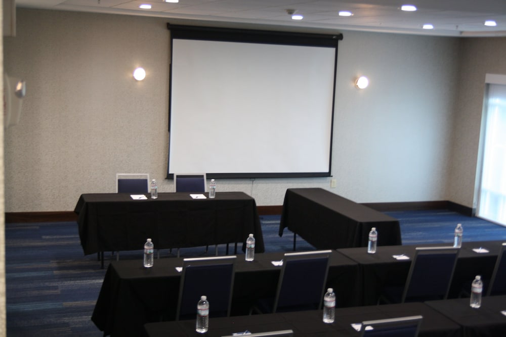 Holiday Inn Express & Suites Cincinnati Mason by IHG - photo 41