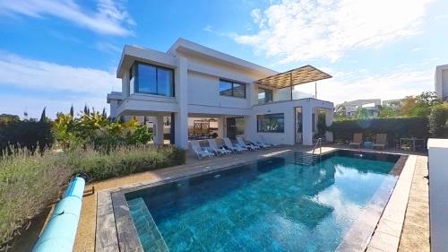 Billy's Place Protaras Luxury Villa with private pool with heated pool option for autumn and winter months — 4-Star Luxury Hotel in Paralimni, Cyprus