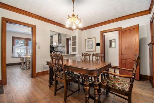Classic 4br Bowery Hill Gem Near Top Spots — Omaha
