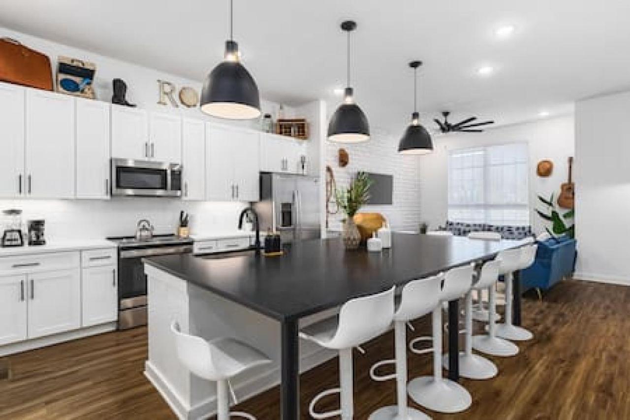 Gorgeous East Nashville House with Rooftop Patio Garage 9 Beds 3 Miles to Downtown — 4-Star Luxury Hotel in Nashville, United States