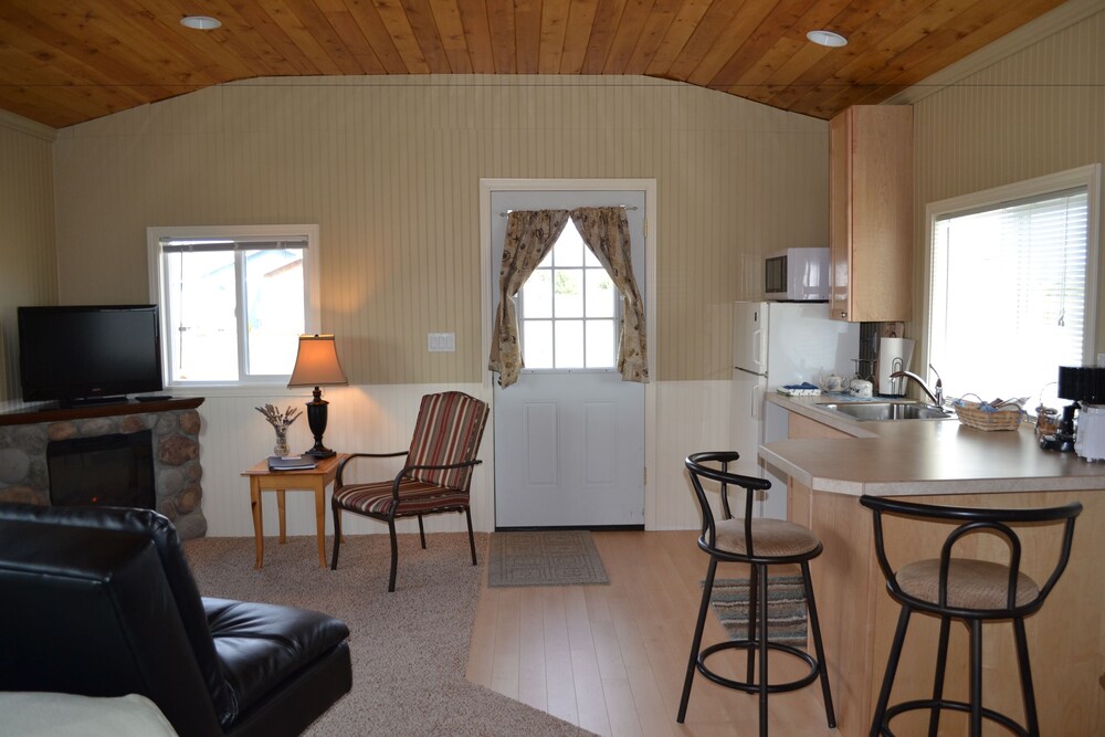 Juan de Fuca Waterfront Hotel & Cottages - photo 5