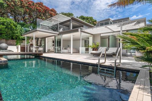 Takapuna Clifftop with Pool and Hot Tub — 4-Star Luxury Hotel in Auckland, New Zealand