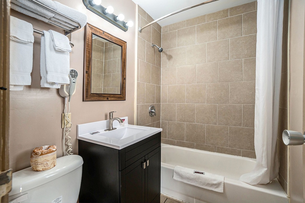 Great Lakes Inn and Suites - photo 12