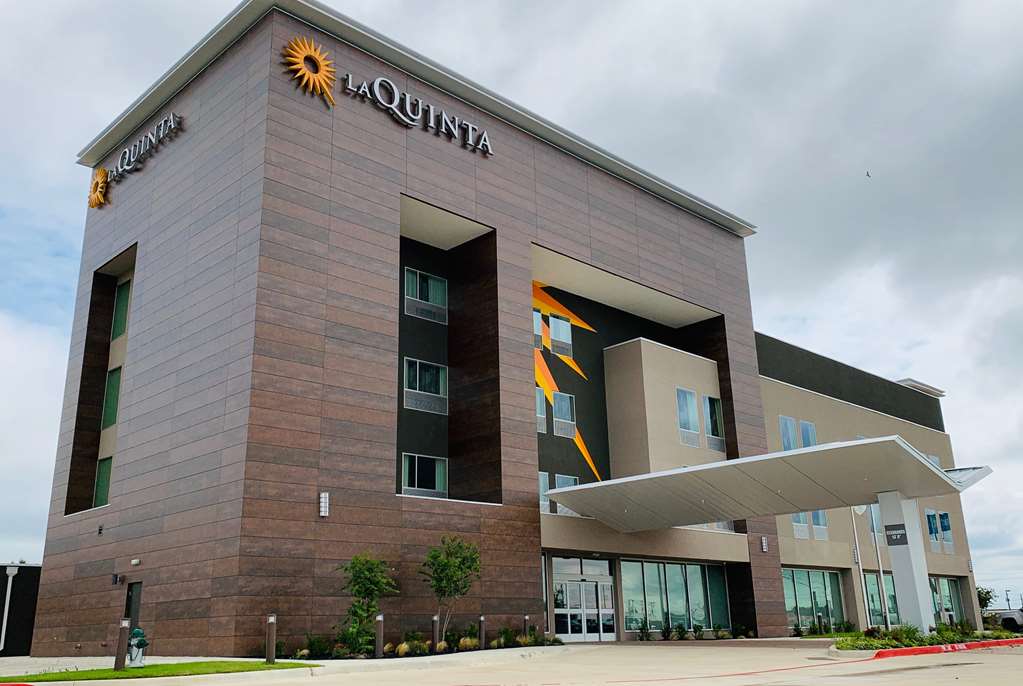 La Quinta Inn & Suites by Wyndham Red Oak TX IH 35E - photo 2
